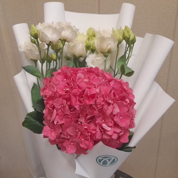 Букет из розовой гортензии и лизиантуса