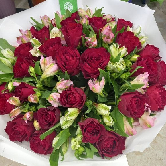 Букет из красных роз (Кения) и альстромерии - L