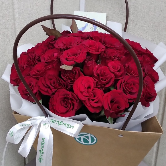Цветочная сумочка с 35 красными розами (РФ)