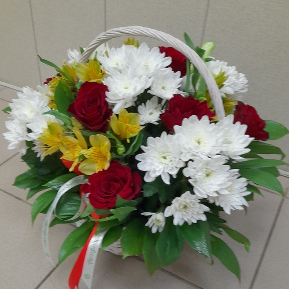 Корзина с красными розами (Кения), хризантемой, альстромерией и зеленью