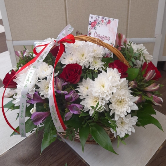 Корзина с красными розами (Кения), хризантемой, альстромерией и зеленью