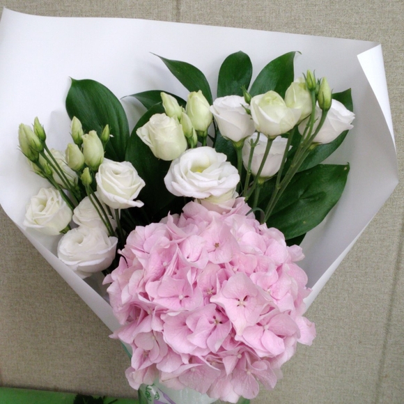 Букет из розовой гортензии и лизиантуса