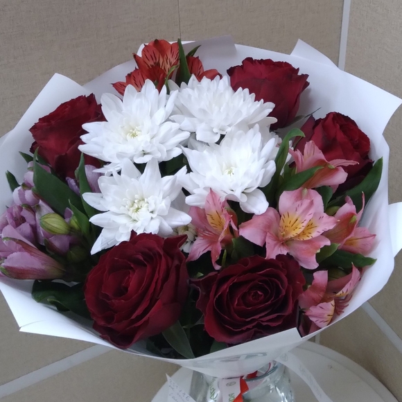 Букет из красных роз, хризантем и альстромерии - S