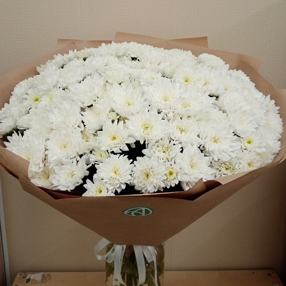 Букет из 15 белых кустовых хризантем