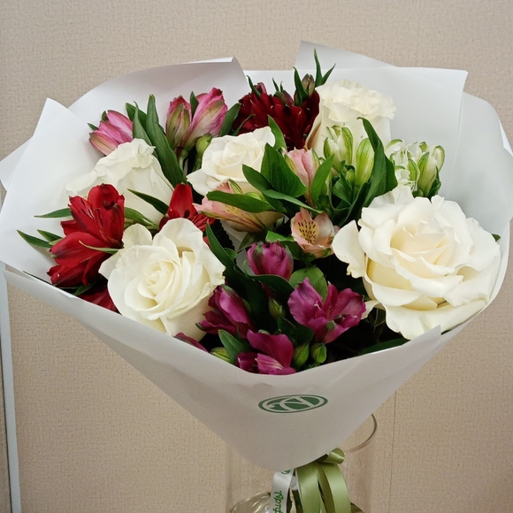 Букет из белых эквадорских роз и альстромерии микс - S