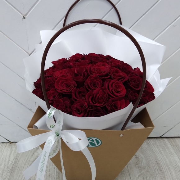 Цветочная сумочка с 35 красными розами (РФ)