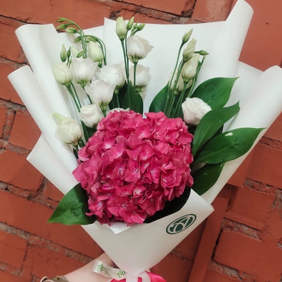 Букет из розовой гортензии и лизиантуса