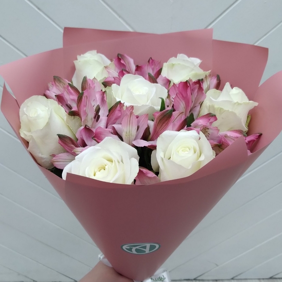 Букет из белых роз и альстромерии - S