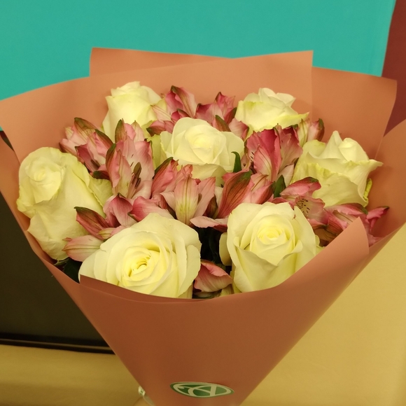 Букет из белых роз и альстромерии - S