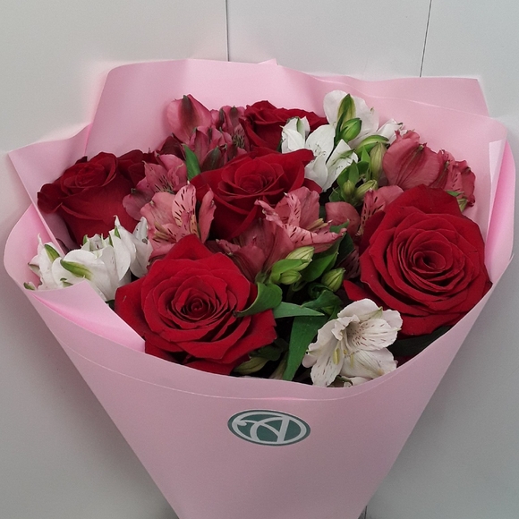 Букет из красных эквадорских роз и альстромерии микс - S