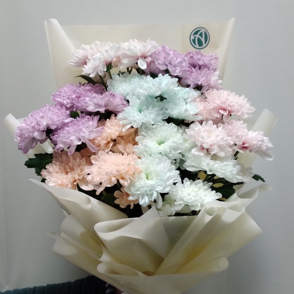 Букет из 7 кустовых хризантем нежный микс