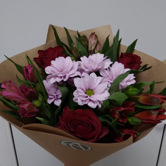 Букет из красных роз, хризантемы и альстромерии микс