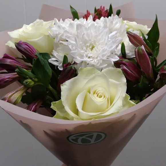 Букет из белых роз, хризантемы и альстромерии микс