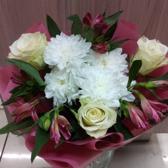 Букет из белых роз, хризантемы и альстромерии микс