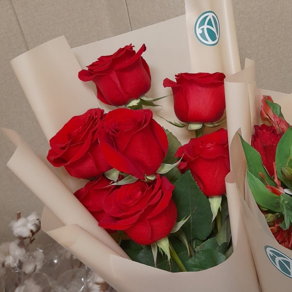 Букет из 7 красных роз 50 см (Эквадор)
