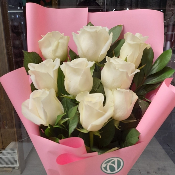 Белый букет-комплимент в корейской упаковке