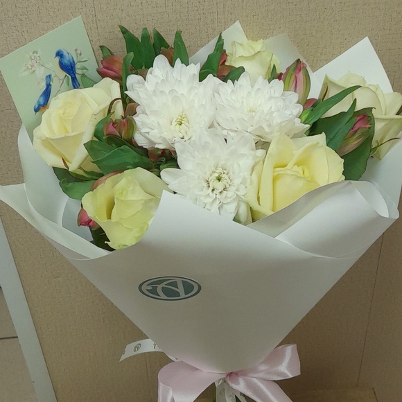 Букет из белых роз, хризантем и альстромерии - S