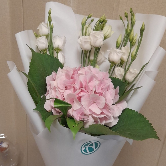 Букет из розовой гортензии и лизиантуса