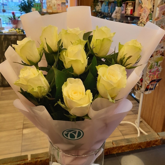 Белый букет-комплимент в корейской упаковке