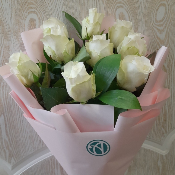 Белый букет-комплимент в корейской упаковке