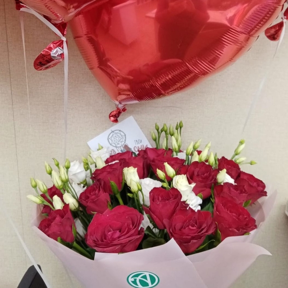 Букет из красных роз и лизиантуса - М