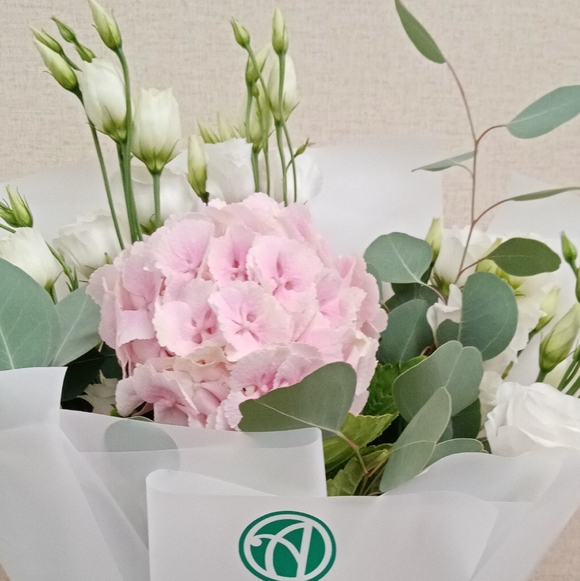 Букет из розовой гортензии и лизиантуса