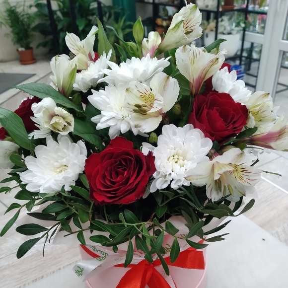 Букет в шляпной коробке small из красных роз, хризантем и альстромерий