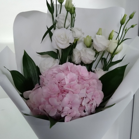 Букет из розовой гортензии и лизиантуса