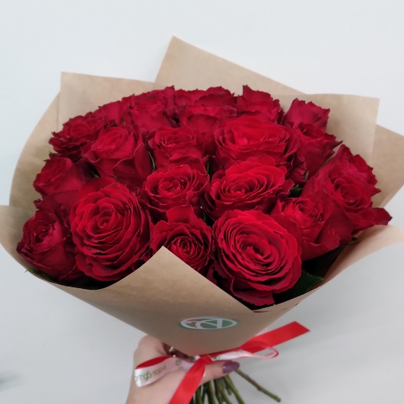 Букет из 25 красных роз Кения (35 см)