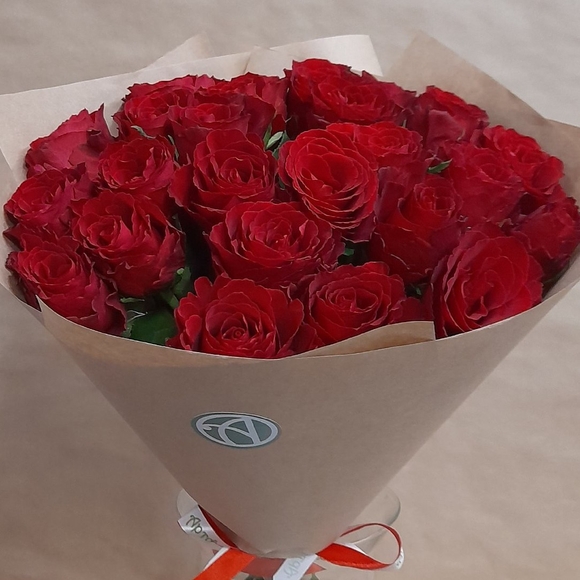 Букет из 25 красных роз Кения (35 см)