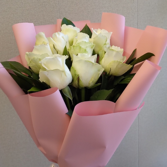 Белый букет-комплимент в корейской упаковке