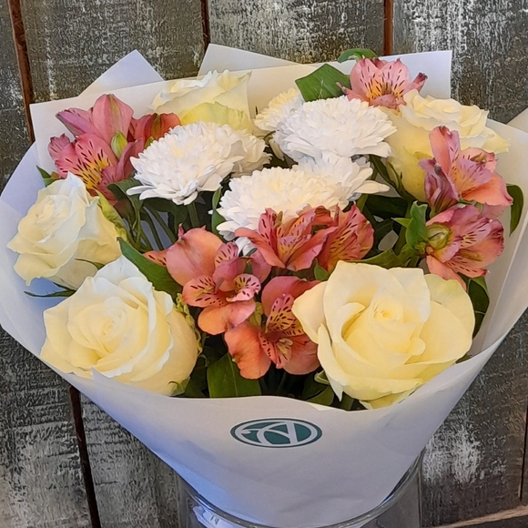 Букет из белых роз, хризантем и альстромерии - S