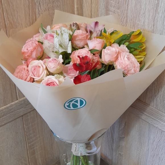 Букет из пионовидных кустовых роз Мадам Бомбастик и альстромерии