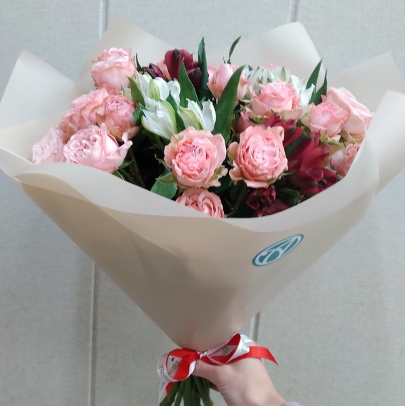 Букет из пионовидных кустовых роз Мадам Бомбастик и альстромерии