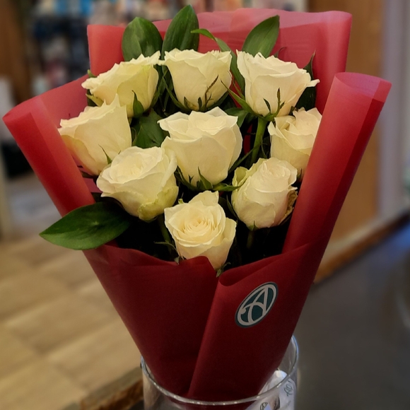 Белый букет-комплимент в корейской упаковке