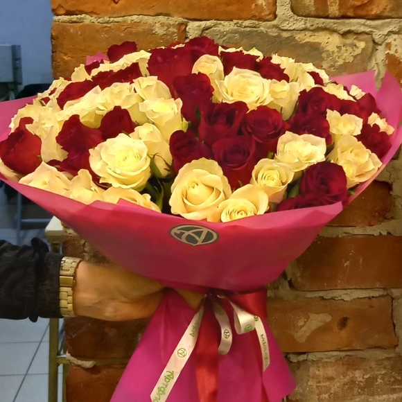 Букет из 101 красной и белой розы Кения (35 см)