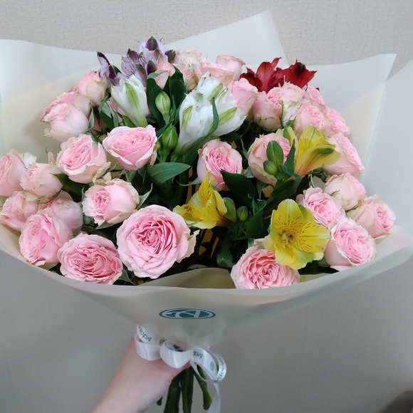 Букет из пионовидных кустовых роз Мадам Бомбастик и альстромерии