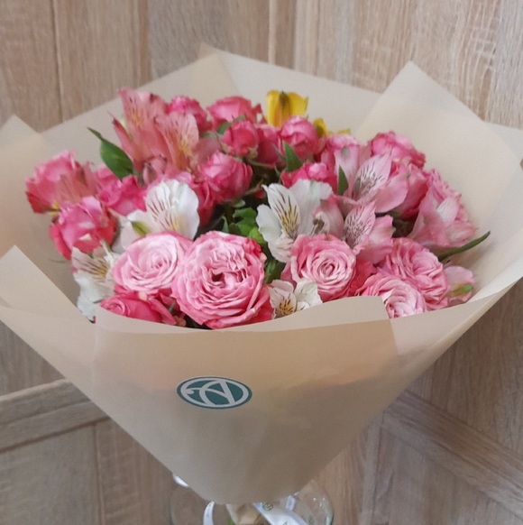 Букет из пионовидных кустовых роз Мадам Бомбастик и альстромерии