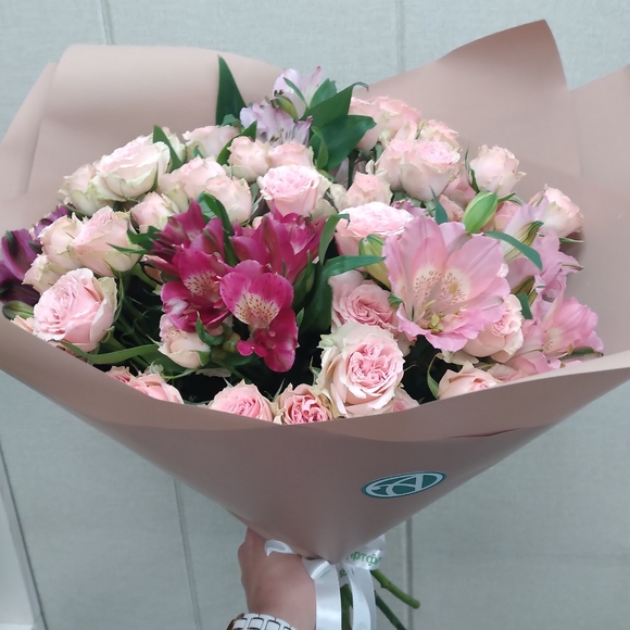 Букет из пионовидных кустовых роз Мадам Бомбастик и альстромерии