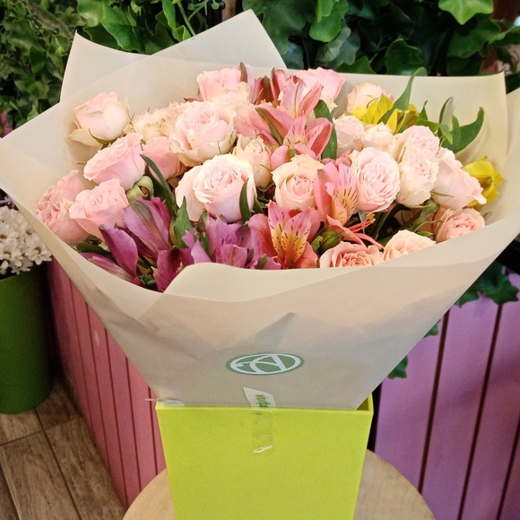 Букет из пионовидных кустовых роз Мадам Бомбастик и альстромерии