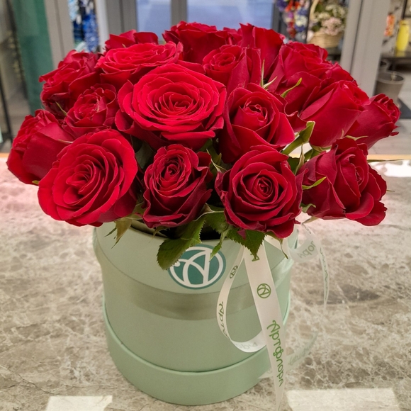 Букет в шляпной коробке small из 25 красных роз (Кения)