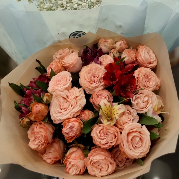 Букет из пионовидных кустовых роз Мадам Бомбастик и альстромерии