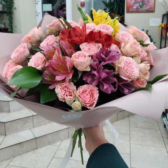 Букет из пионовидных кустовых роз Мадам Бомбастик и альстромерии