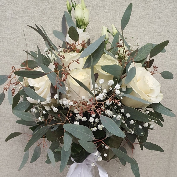Букет невесты с розами, лизиантусом, гипсофилой и эвкалиптом