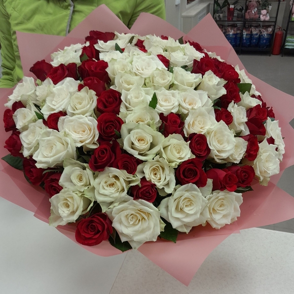 Букет из 101 красной и белой розы Кения (35 см)