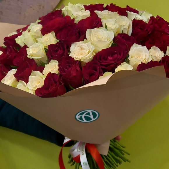 Букет из 101 красной и белой розы Кения (35 см)