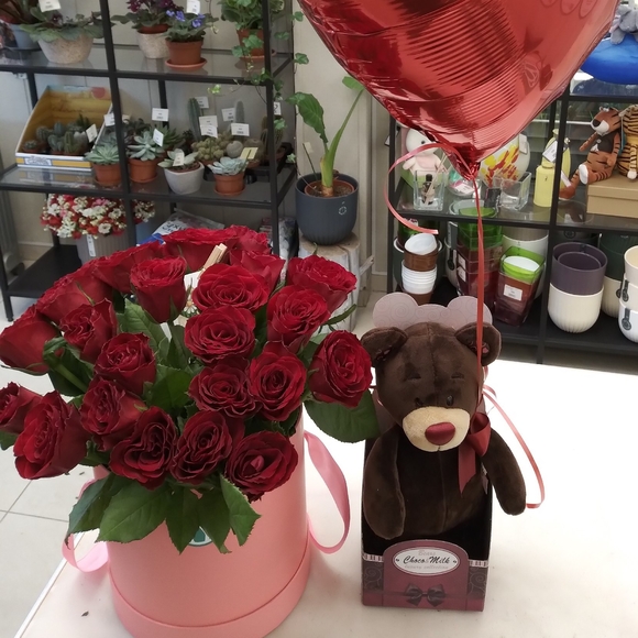 Букет в шляпной коробке small из 25 красных роз (Кения)