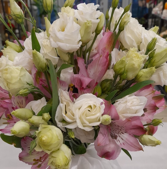 Букет невесты из лизиантуса (эустом) и альстромерии