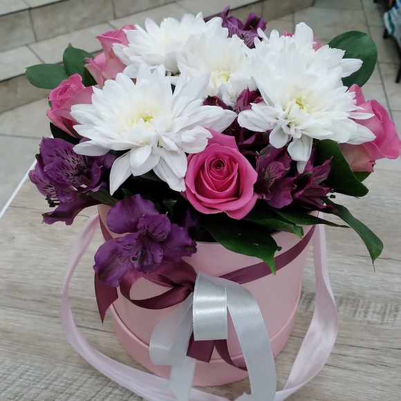 Букет в шляпной коробке small из розовых роз, хризантем и альстромерий