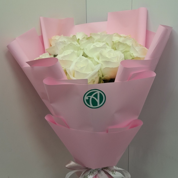 Белый букет-комплимент в корейской упаковке